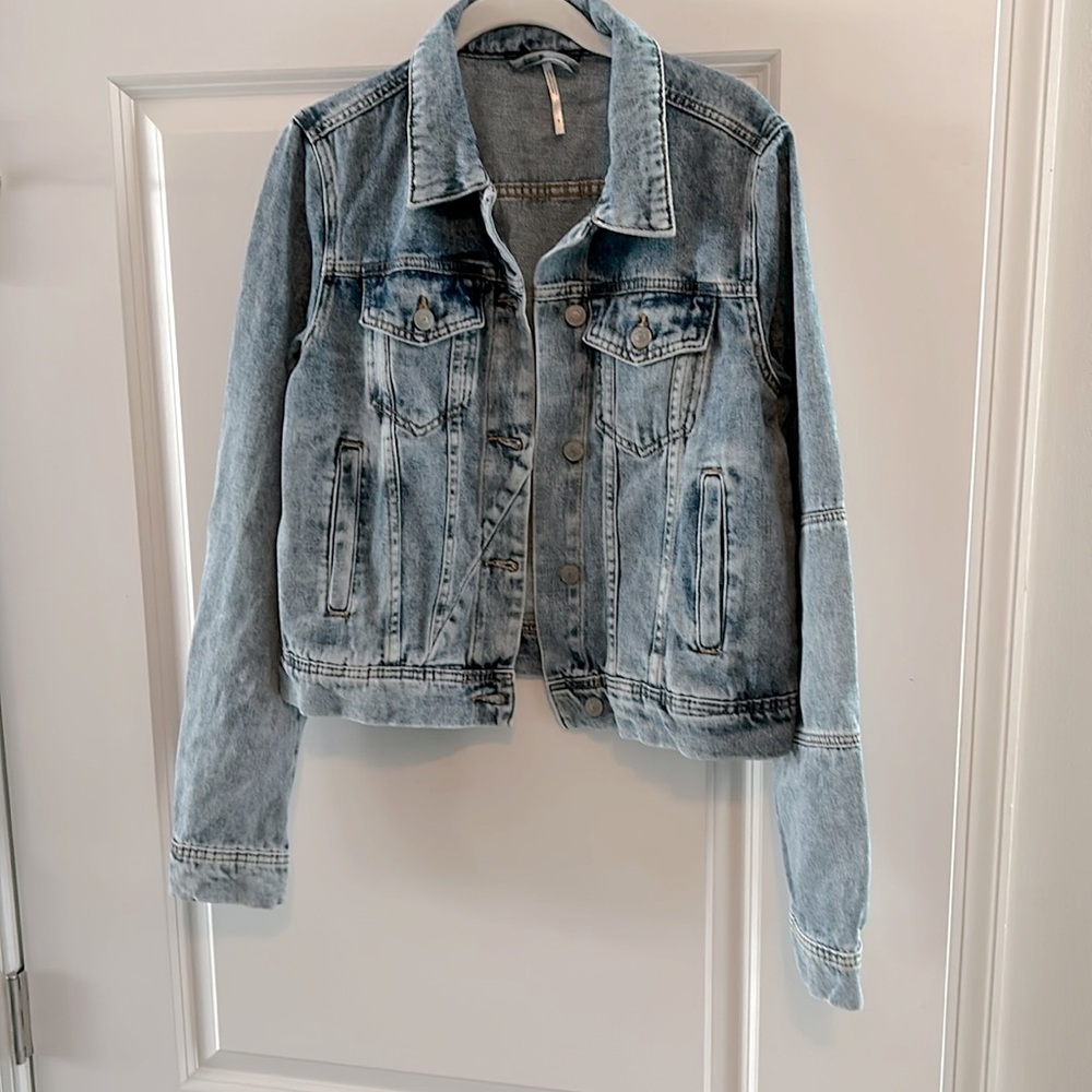 Free People Women’s Denim Jacket. Light Indigo. Size S (like new)